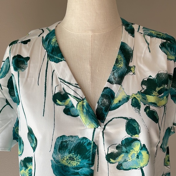 ALFANI women’s poppy floral short sleeve blouse V neck size Med white w/ green - Picture 2 of 12